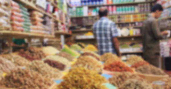 Comercio de especias y frutos secos en el mostrador, cestas de alimentos secos en t —  Fotos de Stock