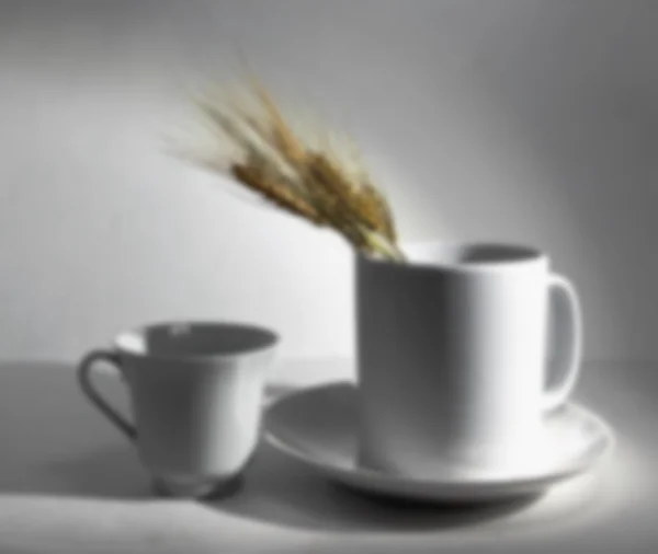 Белая кувшин вазы с шипами пшеницы для чашки натюрморт размыт — стоковое фото