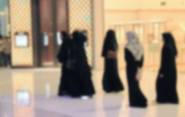 Arabiska kvinna gå igenom gallerian, — Stockfoto