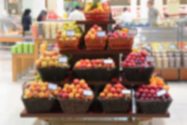 Venda de frutas no balcão, pilha de maçãs e outras frutas — Fotografia de Stock