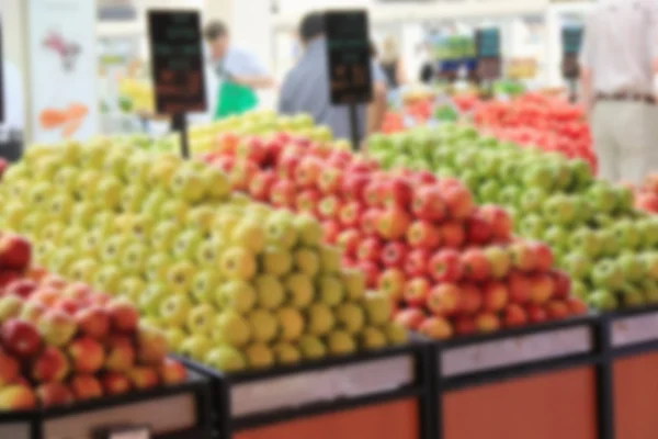 Un montón de manzanas y otras frutas, están en exhibición para la venta —  Fotos de Stock