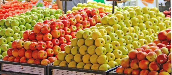 Manzanas en el mostrador en la tienda, supermercado, venta al por menor, venta —  Fotos de Stock