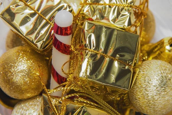 Рождественские украшения золотого цвета на Рождество — стоковое фото