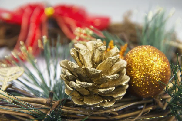 Weihnachtsschmuck Weihnachtsbaum Zweig rote Beeren und Zapfen — Stockfoto