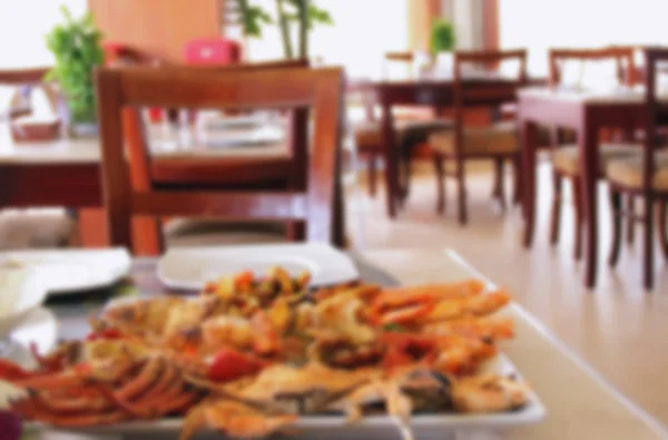 Parrilla de mariscos en un plato grande en un restaurante o cafetería decorada — Foto de Stock