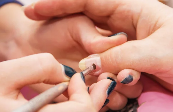 Construir uñas artificiales, manicuras, corrección de uñas artificiales , —  Fotos de Stock