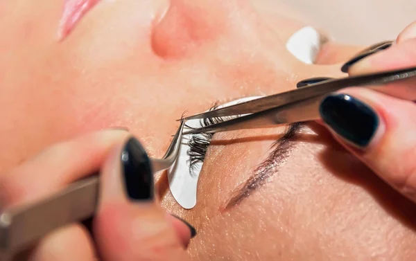 Eyelash extension process, the beauty industry beauty salons las — Stock Photo, Image