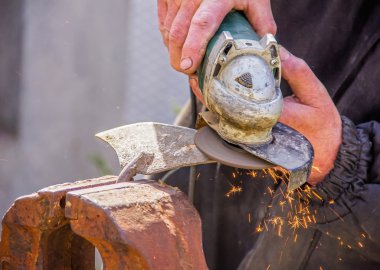 Değirmeni yakın çekim, makine için kullanarak keskinleştirme Bahçe aletleri çapa 
