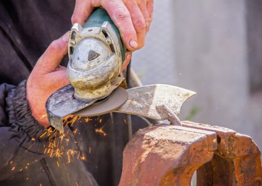 Değirmeni yakın çekim, makine için kullanarak keskinleştirme Bahçe aletleri çapa 
