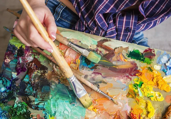 Brosse et peinture à l'huile sur une palette, peindre un tableau de l'artiste — Photo