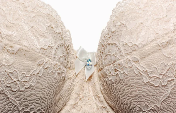 Soutien-gorge en dentelle couleur claire sur un fond blanc, isolé, fashionabl — Photo