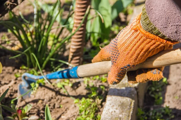 Tekintettel a női kezét kapálás gyomok a kertben egy forró nyaralá — Stock Fotó