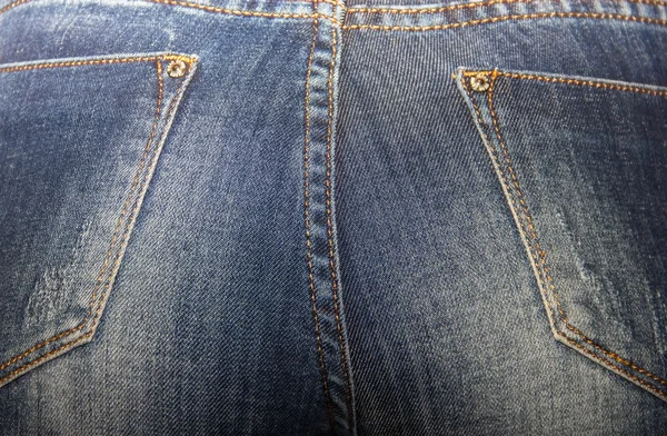 Kont mooie vrouwen in strakke jeans, vrouwen billen in blauwe jea — Stockfoto