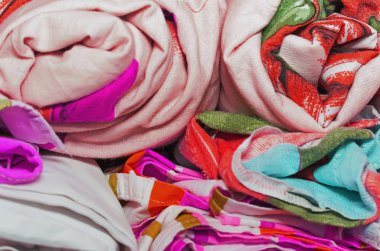 bir dolap, dolap mobilya yığınları keten haddelenmiş rulo kazıklı 