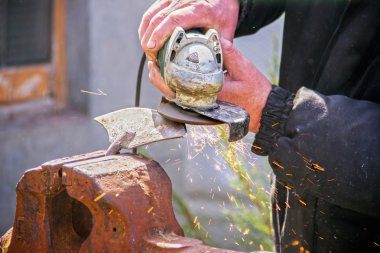 Değirmeni yakın çekim, makine için kullanarak keskinleştirme Bahçe aletleri çapa 