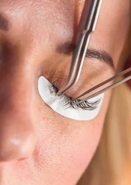 Proceso de extensión de pestañas, los salones de belleza de la industria de belleza las — Foto de Stock