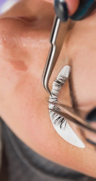 Proceso de extensión de pestañas, los salones de belleza de la industria de belleza las — Foto de Stock