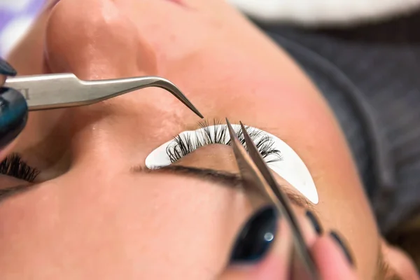 Pestañas en el salón de belleza, tratamientos faciales, maquillaje — Foto de Stock