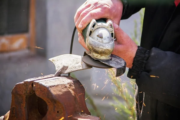 锐化花园工具使用磨床特写 焊接金属的锄头和火花蔓延 — 图库照片