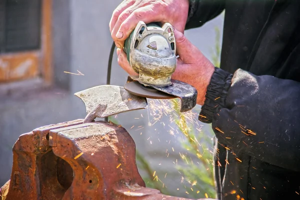 锐化花园工具使用磨床特写 焊接金属的锄头和火花蔓延 — 图库照片