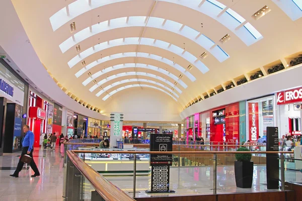 Nákupní centrum Dubai Mall, uvnitř pohled, butiky a lidé ar — Stock fotografie