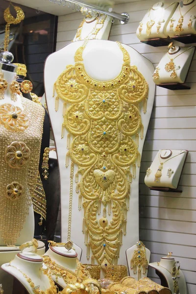 Le marché de l'or, bijoux et vêtements en or — Photo