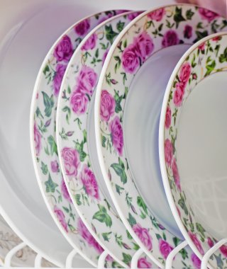 Yıkanmış tabak dikey olarak yığılmış