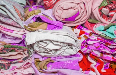 bir dolap, dolap mobilya yığınları keten haddelenmiş rulo kazıklı 