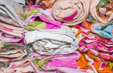 bir dolap, dolap mobilya ev iç, ev tekstili yıkama ve proutyuzhenny, renkli, yumuşak odak yığınları keten haddelenmiş rulo kazıklı