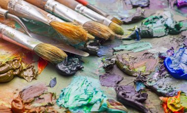 Fırçalar renkli yağlı boya bir ressamın paletindeki dr için kullanılan.