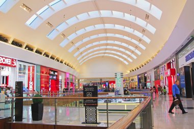 görünümü, butikler ve insanlar içinde alışveriş merkezi Dubai Alışveriş Merkezi, alışveriş, Birleşik Arap Emirlikleri 14 Nisan 2014, yumuşak odak
