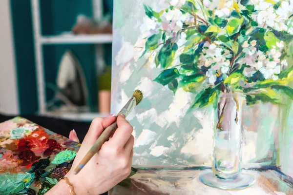 Szczotki i olej farby na palecie, malować obraz artysty — Zdjęcie stockowe