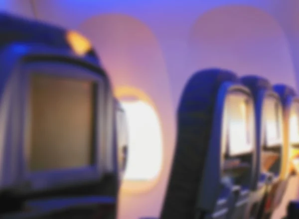 Сидіння на літаку в сонячному світі з журналами — стокове фото