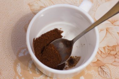 Beyaz bir fincan çekilmiş kahve