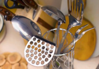 Evde mutfak, Kepçe, bir kaşık mutfak gereçleri