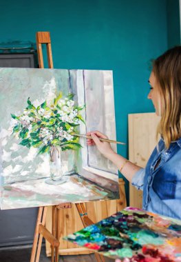 Fırça ve boya bir palette yağ, sanatçı bir resmini