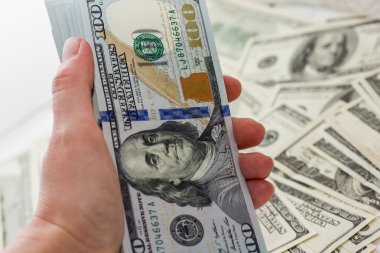 para, 100 dolarlık ile yüz dolarlık banknot el el tutar 