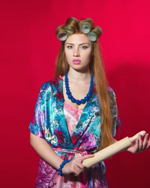 bir bornoz ve curlers eğlenceli bir oklava ile kadın ev kadını