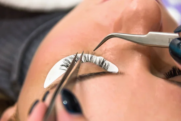 Ögonfrans på skönhetssalong, ansiktsbehandlingar, make-up — Stockfoto