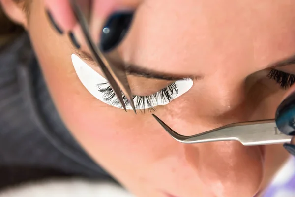 Pestañas en el salón de belleza, tratamientos faciales, maquillaje — Foto de Stock