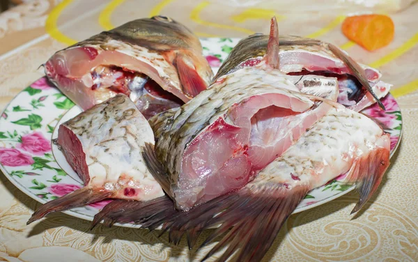 Ikan mentah dipotong menjadi irisan di piring, memasak, makanan — Stok Foto