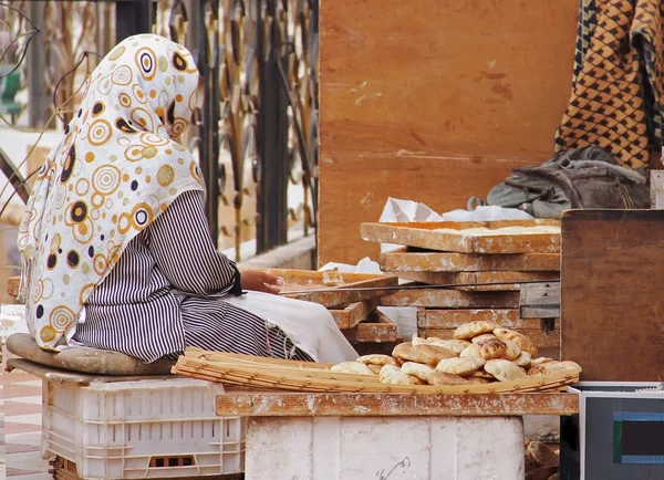 Mulher árabe muçulmana assar pão, preparar bolos — Fotografia de Stock