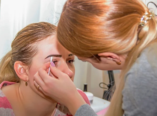 Correction of eyebrows and modeling in a beauty salon, close-up, — Stock Photo, Image