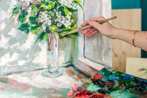 Szczotki i olej farby na palecie, malować obraz artysty — Zdjęcie stockowe
