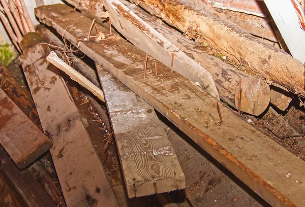 古い板の爪とヒープの上に横たわる木材 — ストック写真