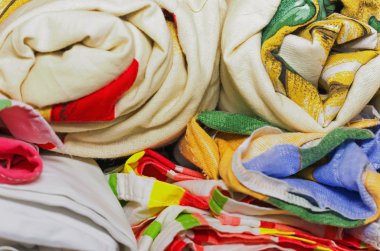 bir dolap, dolap mobilya yığınları keten haddelenmiş rulo kazıklı 