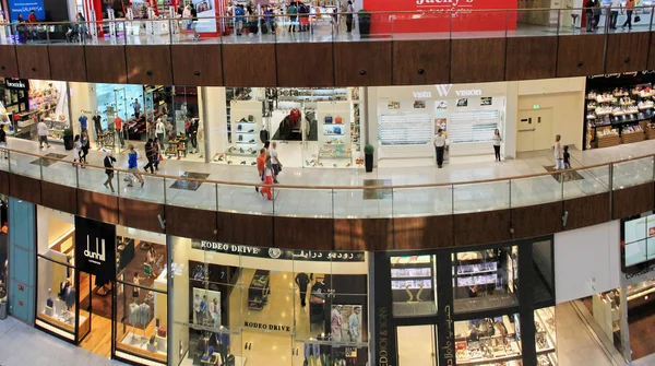 Dubai Mall, een bovenaanzicht van de binnenkant, boetieks en winkels, peopl — Stockfoto