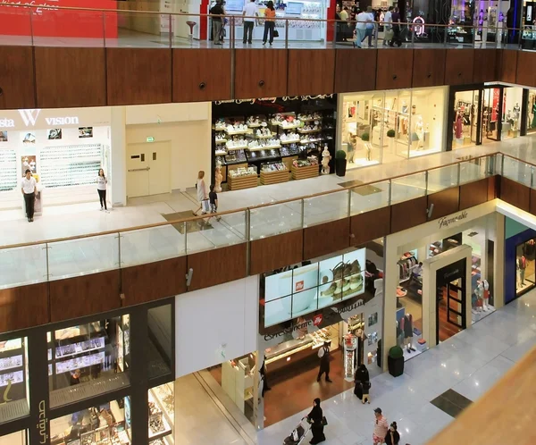 Dubai Mall, a top view of the inside, boutiques and shops, peopl — Φωτογραφία Αρχείου