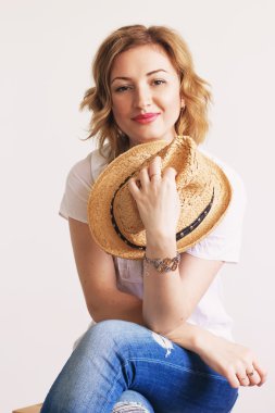 fashiona ile otururken gülümseyen güzel sarışın genç kadın