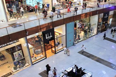 alışveriş merkezi Dubai Alışveriş Merkezi, üstten görünüm içinde butikler ve insanlar alışveriş, Birleşik Arap Emirlikleri 14 Nisan 2014, yumuşak odak yapmak